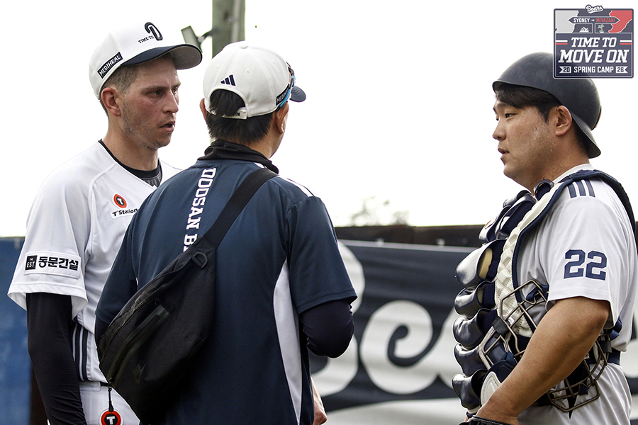 Doosan Bears foreign pitcher Chris Flexen (left) talks with catcher Kim Ki-yeon after pitching a bullpen at the Sydney Spring Camp in Australia. /Photo = Courtesy of Doosan Bears