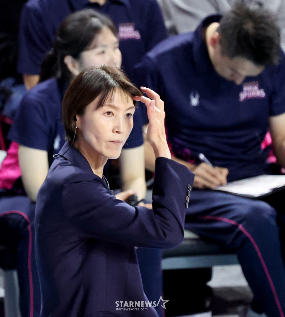 興国の吉原智子監督が1日、三山ワールド体育館で行われた2025-2026ジンで、Vリーグの興国生命とペッパー貯蓄銀行の試合で選手たちを励ましている。 /写真=姜永祚(カン·ヨンジョ)先任記者