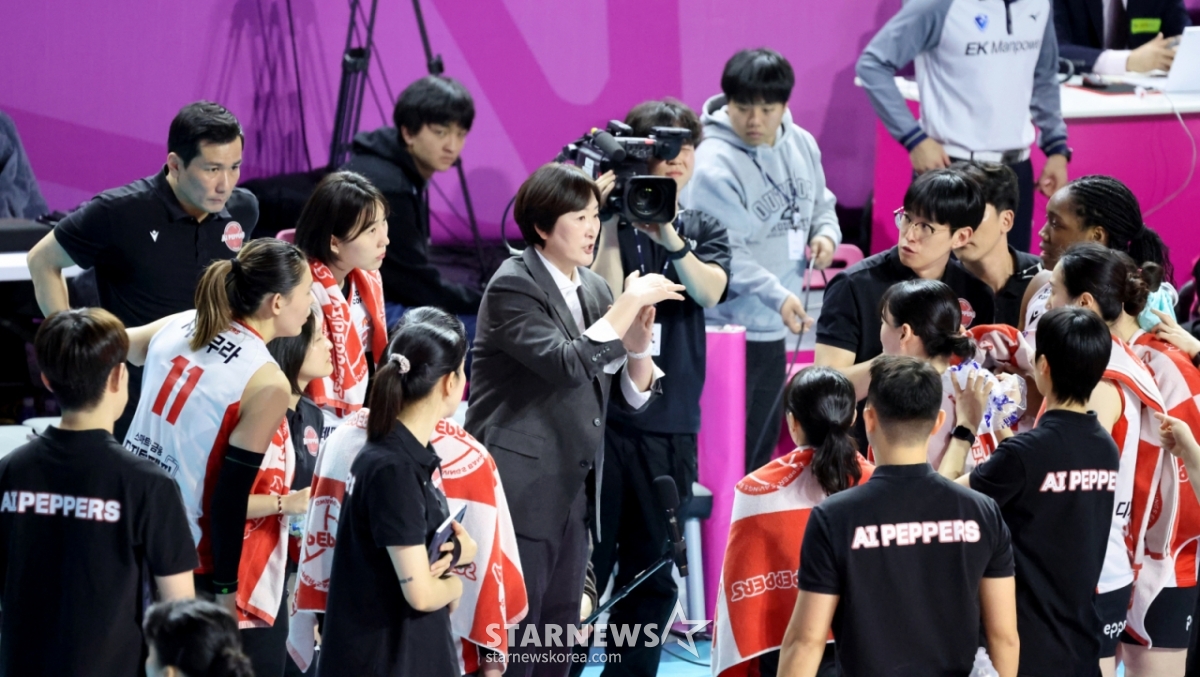 ペッパーのチャン·ソヨン監督が1日、三山ワールド体育館で開かれた2025-2026陣で、Vリーグ興国生命とペッパー貯蓄銀行の試合で作戦指示をしている。 /写真=姜永祚(カン·ヨンジョ)先任記者