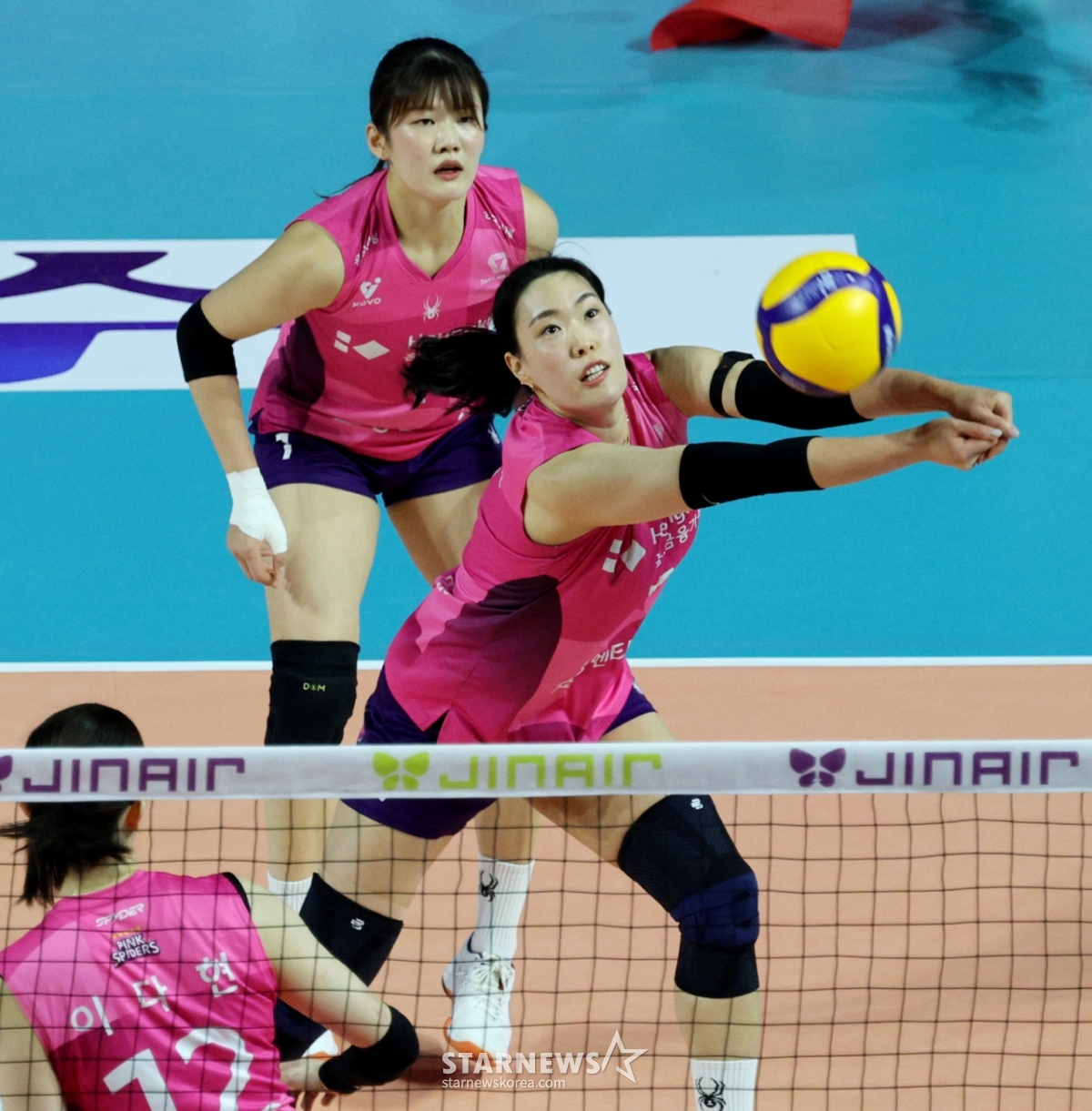 Heungkuk Choi Eun-ji is receiving in the V-League Heungkuk Life Insurance and Pepper Savings Bank match in the 2025-2026 camp at Samsan World Gymnasium on the 2nd. /Photo = Senior Reporter Kang Young-jo