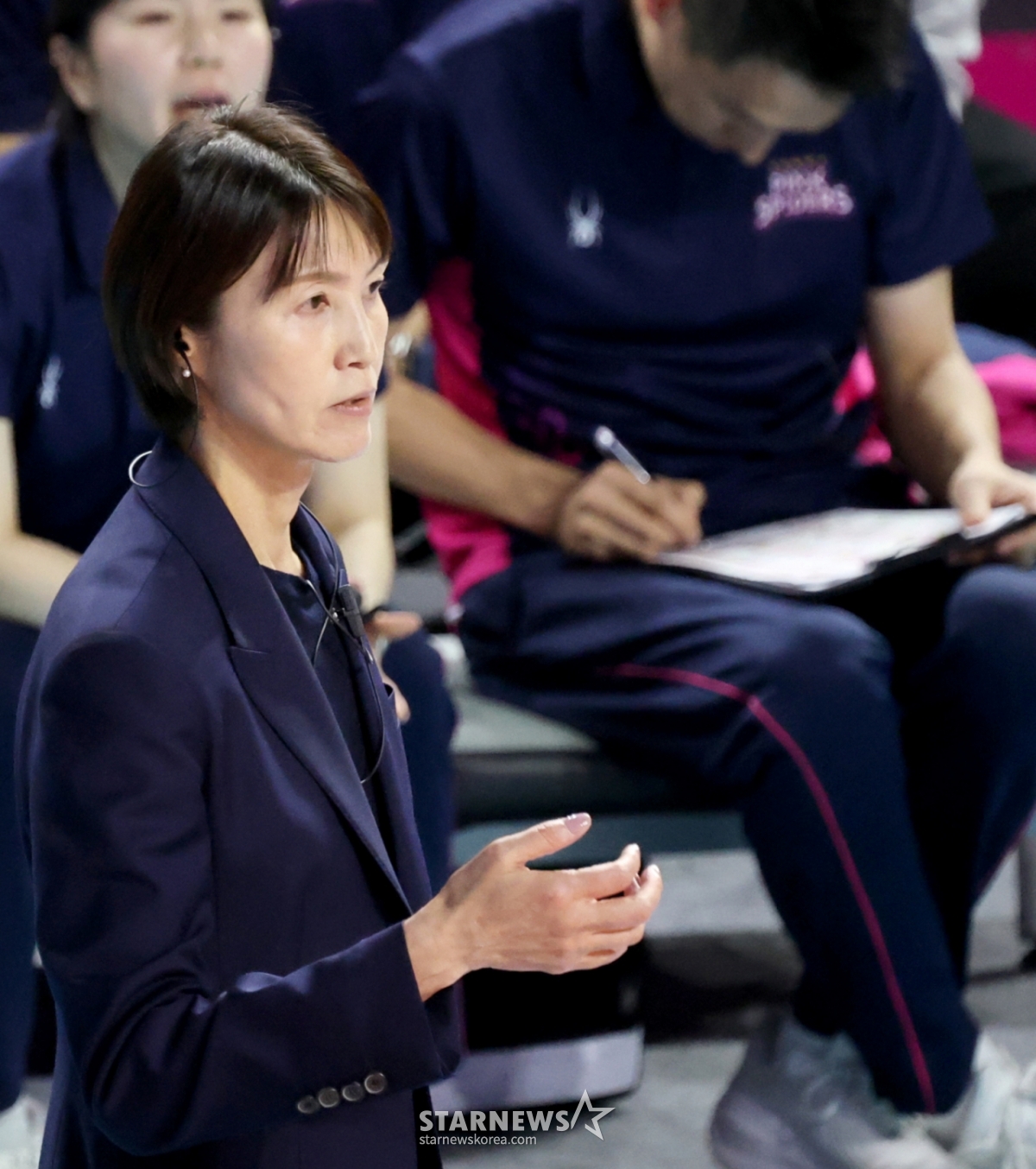 Coach Heungkuk Yoshihara Tomoko is encouraging players in the V-League Heungkuk Life Insurance and Pepper Savings Bank match in the 2025-2026 round at Samsan World Gymnasium on the 1st. /Photo = Senior Reporter Kang Young-jo
