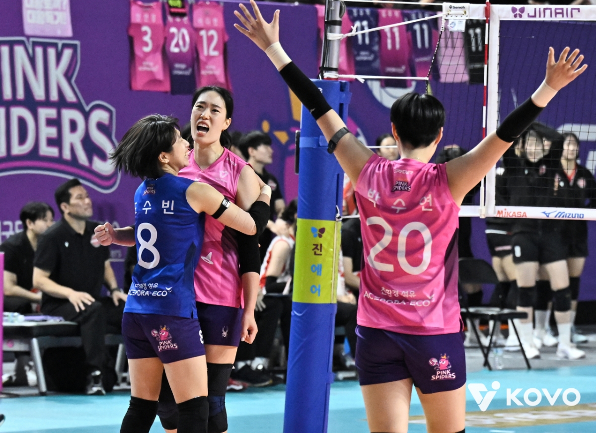 Heungkuk Life Insurance's Choi Eun-ji (center) is delighted after succeeding in the attack against Pepper Savings Bank at Samsan World Gymnasium in Incheon on the 1st. /Photo = Courtesy of the Korea Volleyball Federation