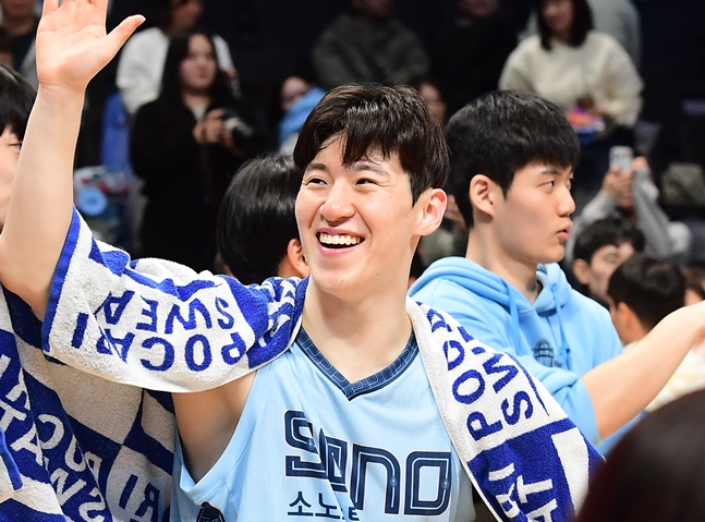  Lee Jung-hyun is happy after the game. /Photo = KBL 