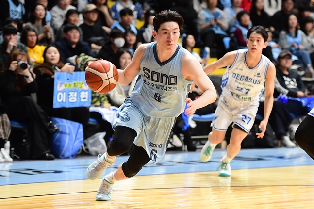 Lee Jung-hyun (center) is trying to break through. /Photo = KBL