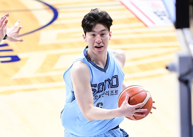 Lee Jung-hyun is trying to break through in the gas construction battle on the 1st. /Photo = KBL