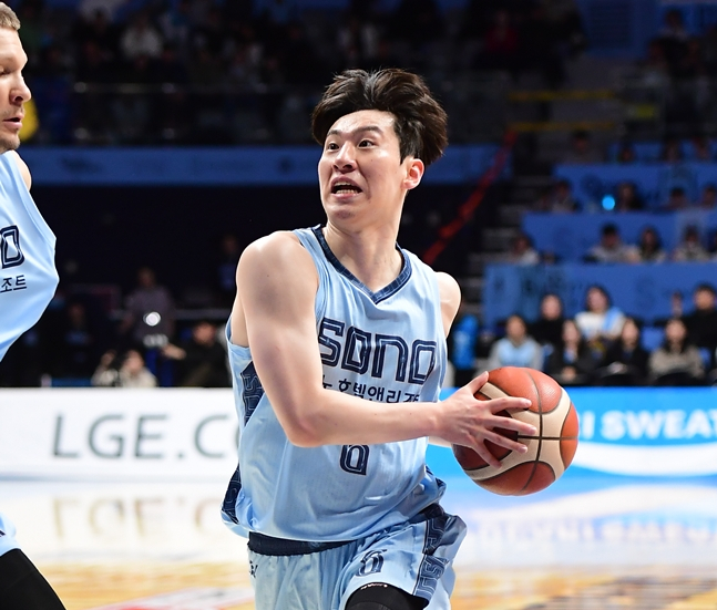 Lee Jung-hyun breaks through under the basket. /Photo = KBL