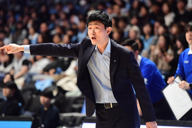 图为，1日在索诺战上下达作战指示的姜赫教练。 =照片:KBL