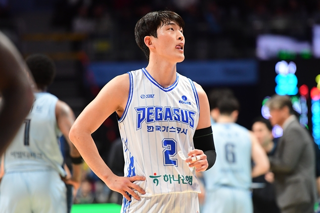 图为申胜民（音）正望着电子屏幕。 =照片:KBL