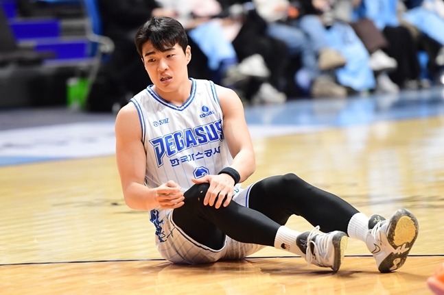 膝盖疼痛的郑成宇。 =照片:KBL