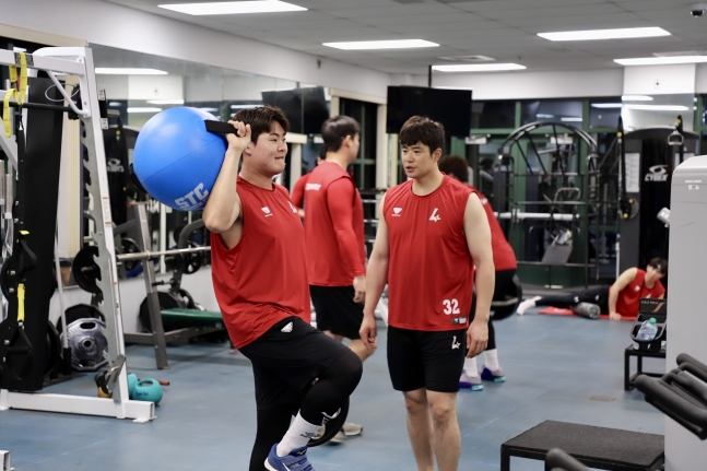 Go Myung Joon (trái) và Kim Jae Hwan cùng tập tạ tại trại xuân đầu tiên của SSG ở Florida, Mỹ. /Ảnh = SSG Landers cung cấp