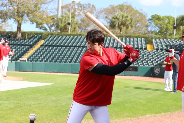 Kim Jae Hwan đang huấn luyện đánh bóng tại trại xuân. /Ảnh = SSG Landers cung cấp