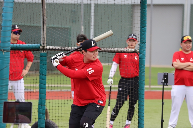 Go Myung Joon đang tham gia huấn luyện đánh bóng. /Ảnh = SSG Landers cung cấp