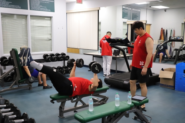 Kim Jae-hwan (phải) đang nhìn Go Myung-joon, người đang tập tạ. /Ảnh = SSG Landers cung cấp