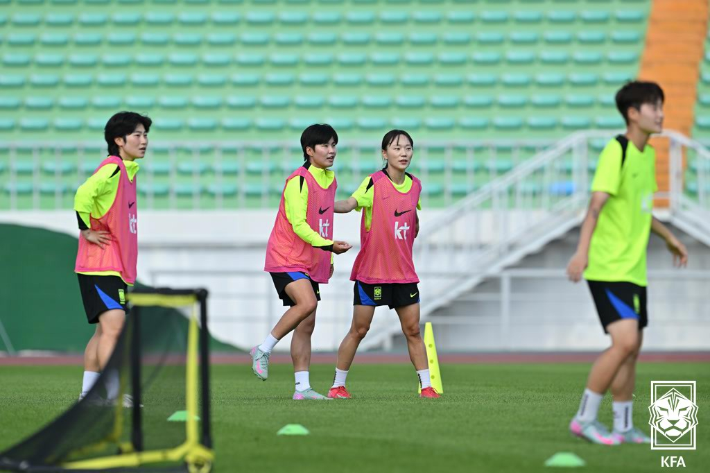 Ji So-yeon and Jang Seul-ki of the women's national team in training. /Photo = Courtesy of the Korea Football Association