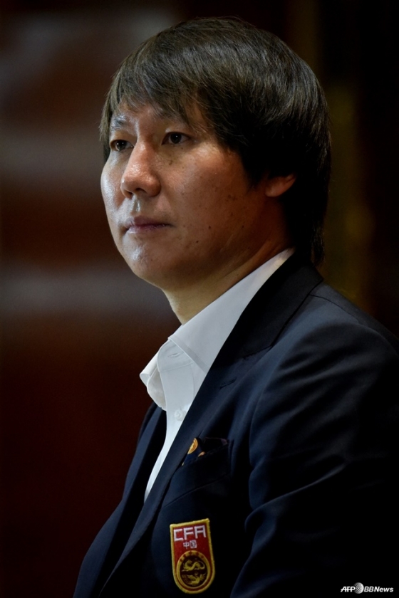 Huấn luyện viên Lý Thế khi mới nhậm chức huấn luyện viên trưởng đội tuyển quốc gia Trung Quốc. /AFPBBNews = Tin tức 1