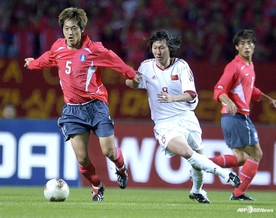 Lý Thị (giữa) vật lộn với Kim Nam-il (trái). /AFPBBNews = Tin tức 1