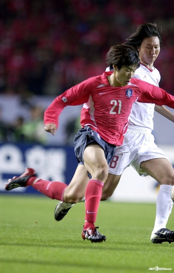 Li Tie đi theo Park Ji Sung (trái). /AFPBBNews = Tin tức 1