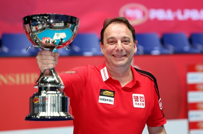 Sanchez is smiling brightly with the trophy after winning the last tournament. /Photo =PBA Tour courtesy