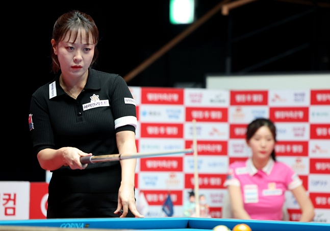 Lim Kyung-jin (left) envisions a shot in the LPBA final of the "Welcome Savings Bank PBA-LPBA Championship" on the 1st.  /Photo =PBA Tour courtesy