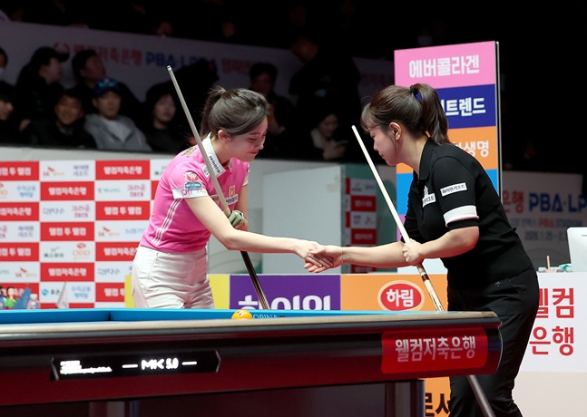 Jung Soo-bin (left) and Lim Kyung-jin shake hands ahead of the final match. /Photo =PBA Tour courtesy