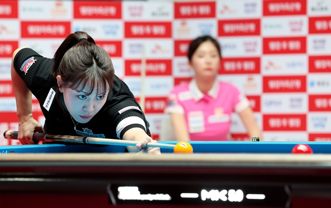 Lim Kyung-jin (left) preparing for the stroke and Jung Soo-bin watching from behind. /Photo =PBA Tour courtesy