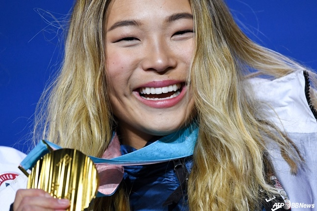 Chloe Kim is smiling with the Pyeongchang Olympic gold medal around her neck. /AFPBBNews=News1