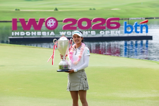 Jarawe Bunjjan won the KLPGA 2025-2026 Dream Winter Tour Indonesia Women's Open 2026 on the 1st and is lifting the trophy. /Photo = Courtesy of KLPGT