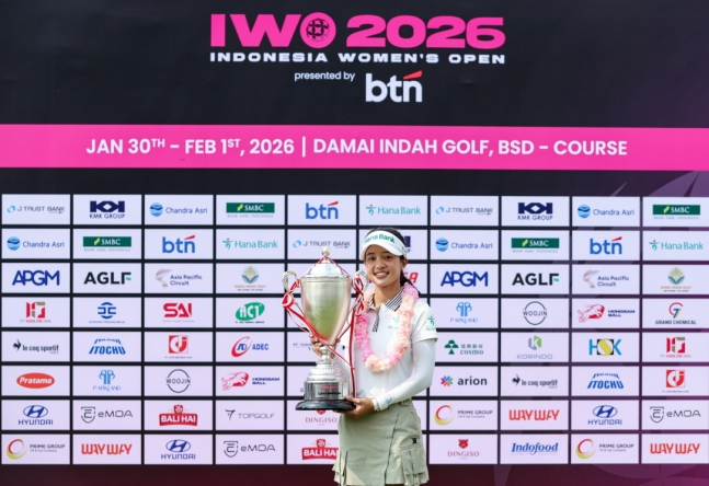 Bunjja is posing with a trophy after winning the championship. /Photo = Courtesy of KLPGT