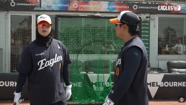 图为，韩华队的卢时焕（左）正在澳大利亚墨尔本进行第1次春季集训时，向姜白虎吐露击球苦恼。 =图为，老鹰电视影像即将结束。