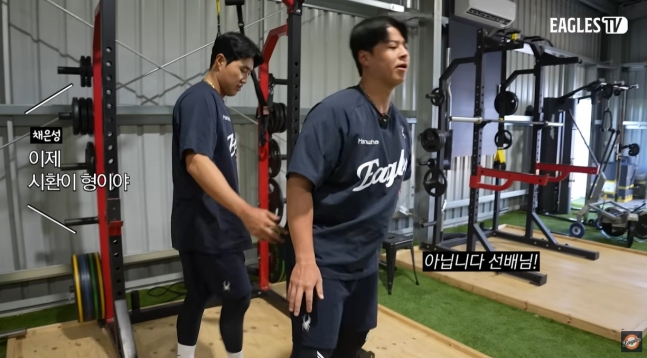 蔡恩成（左）为力量训练搭档卢时焕点赞。 =图为，老鹰电视影像即将结束。