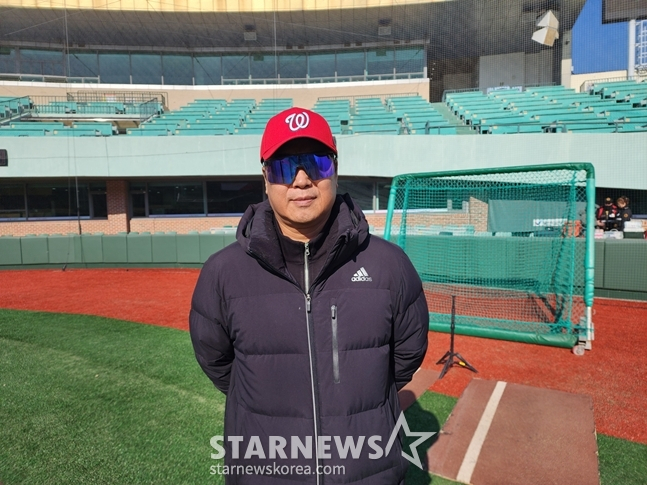 Director Jang Won-jin is doing an interview at the tryout site. /Photo = Reporter Park Soo-jin
