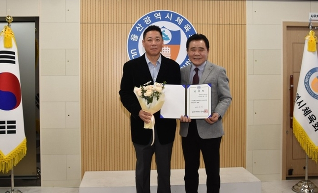 Choi Ki-moon (left) and Kim Chul-wook, chairman of Ulsan Sports Council. /Photo = Ulsan Sports Council