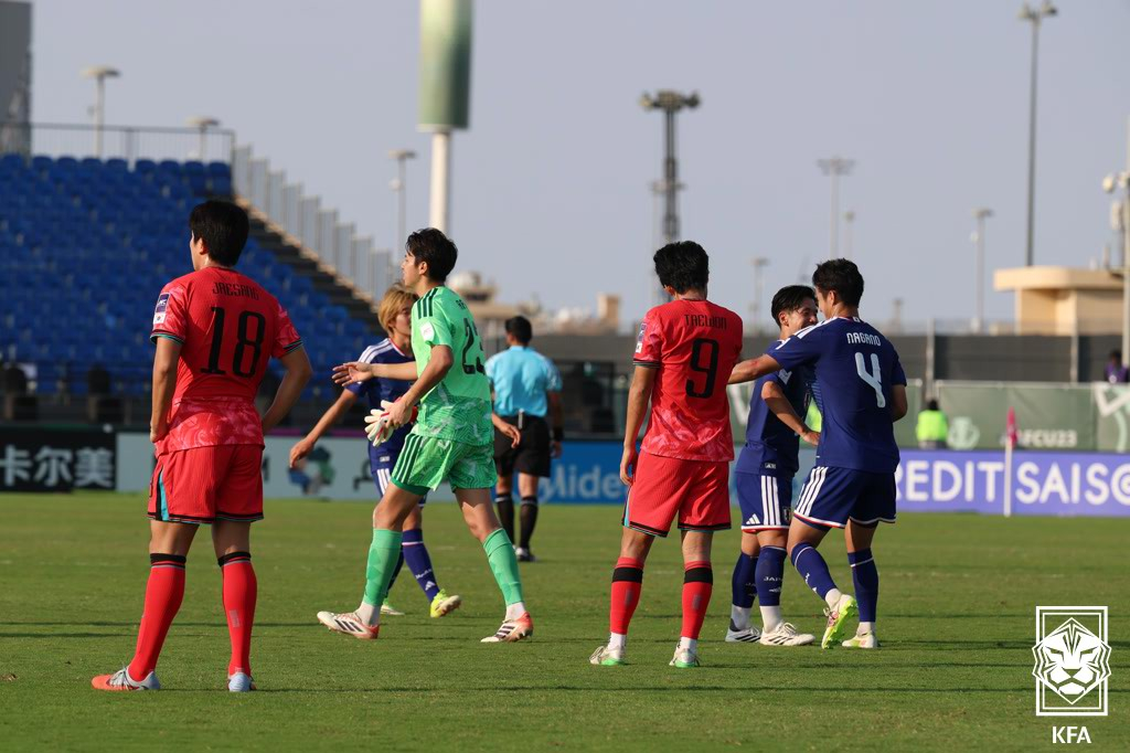 The players of the U-23 national team, who are disappointed after losing to Japan in the semifinals of the 2026 AFC U-23 Asian Cup, and the Japanese players who are happy. /Photo = Courtesy of the Korea Football Association