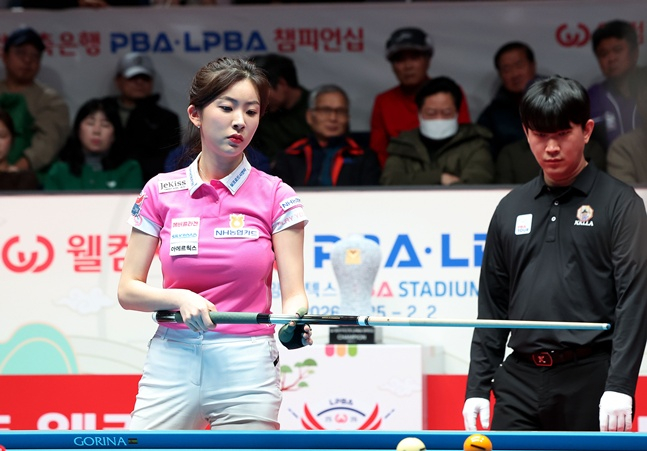 1日,郑秀彬在"欢迎储蓄银行PBA-LPBA锦标赛"LPBA决赛中构想击球。 =PBA巡回赛。