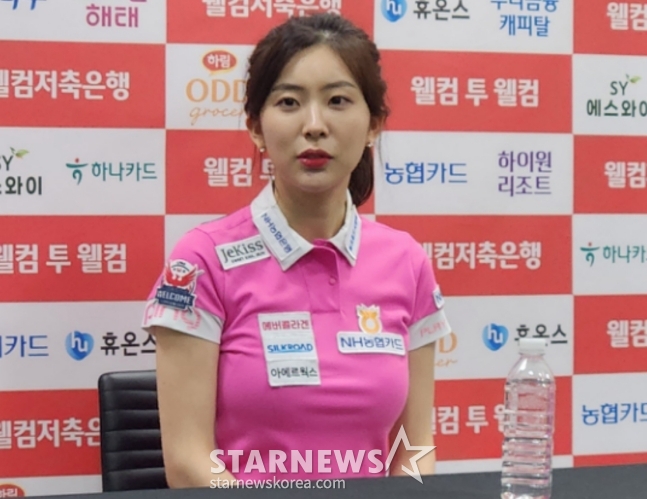 1日,郑秀彬在"欢迎储蓄银行PBA-LPBA锦标赛"LPBA决赛中惜败后,在记者招待会上发表了感想。 =照片=安浩根。