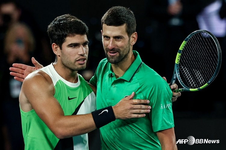 图为赛后打招呼的卡洛斯•阿尔卡拉斯（左）和德约科维奇。 =法新社BBNews=新闻1。