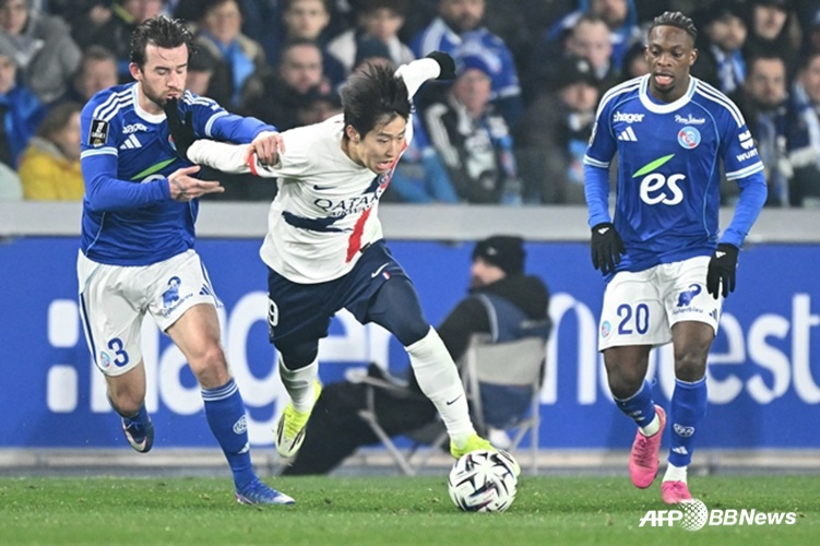 Tiền đạo của PSG Lee Kang In (giữa) đang vượt qua cú rê bóng tại Strasbourg vào ngày 2 (giờ Hàn Quốc) tại sân vận động May Nau ở Strasbourg, Pháp và vòng 20 của giải đấu Pháp mùa giải 2025-2026 . /AFPBBNews = Tin tức 1