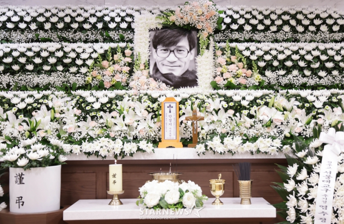 1月5日,在与血癌抗争后去世,享年74岁的"国民演员"安圣基的灵堂设在首尔圣母医院殡仪馆,故人的遗像被放在祭坛上。 =共同采访团2026.01.05/照片=李东勋 photoguy@