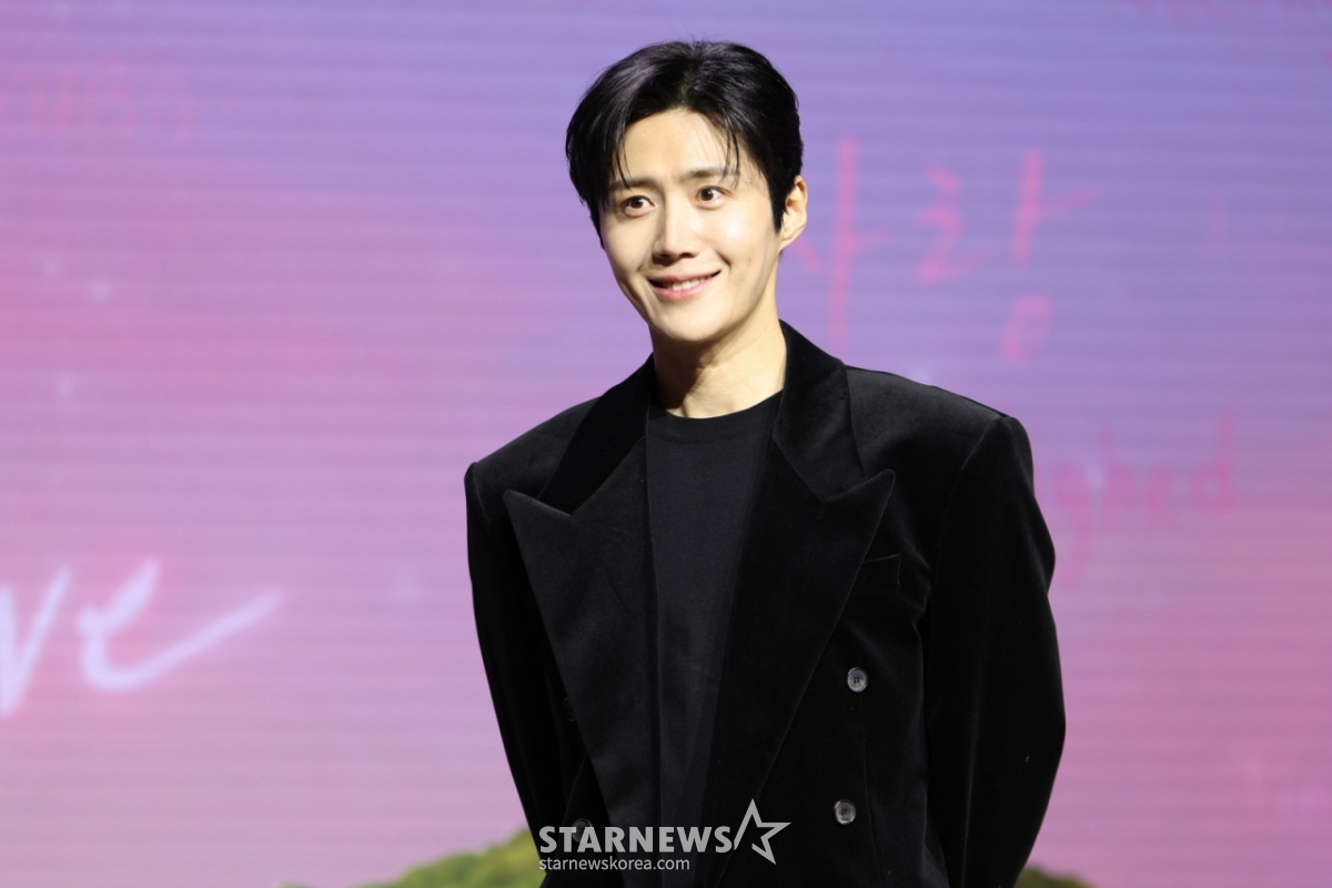 [Seoul = Newsis] Phóng viên Hwang Joon Sun = Diễn viên Kim Sun Ho có thể phiên dịch tình yêu này trong loạt phim Netflix được tổ chức tại Seoul Palace, Gangnam-gu, Seoul vào sáng ngày 13 không?' Tạo dáng trong buổi họp báo sản xuất. 2026.01.13 hwang@newsis.com /Ảnh = Hwang Joon Sun