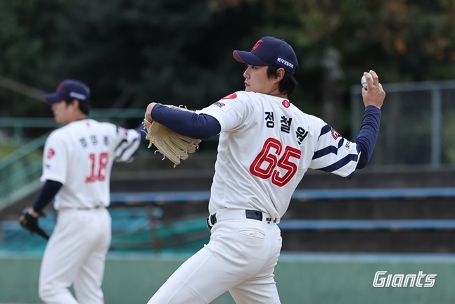 Lotte Jung Chul-won is playing catch in the final training session. /Photo = Courtesy of Lotte Giants