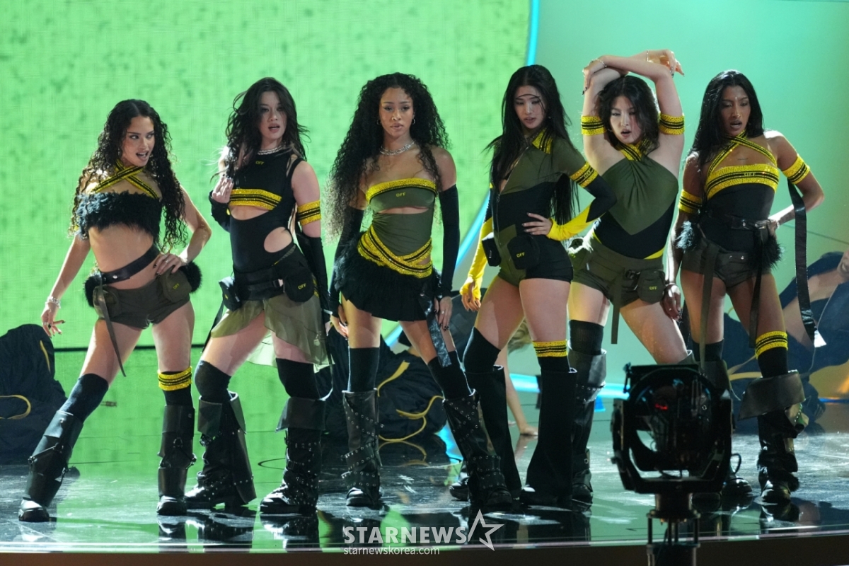 [Los Angeles = AP/Newsys] Global girl group "Cats Eye" is performing "Gnally" at the 68th Grammy Awards held at CryptoCom Arena in Los Angeles, California on the 1st (local time). 2026.02.02 / Photo = Min Kyung-chan