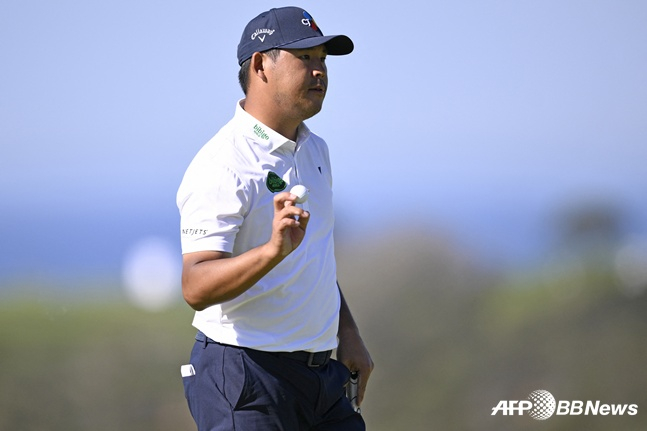 2日，金时沅在Pharmers Insurance公开赛第4轮比赛中推杆成功后，正在庆祝。 =法新社BBNews=新闻1。