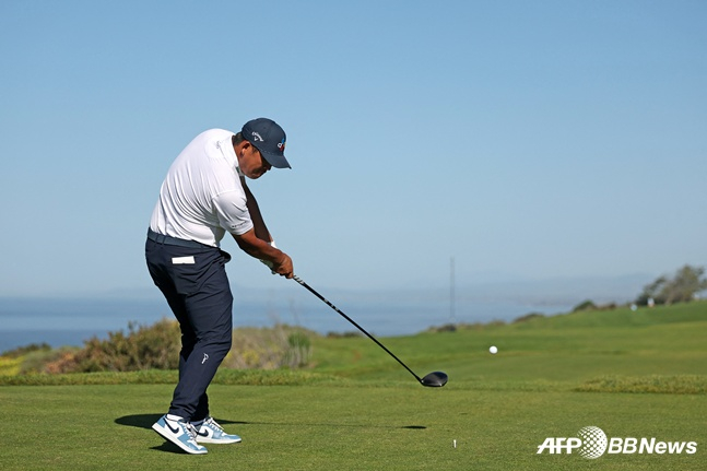 图为金时沅正在开球。 =法新社BBNews=新闻1。