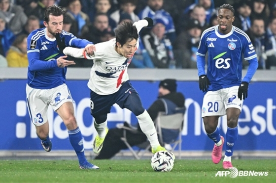 PSG striker Lee Kang-in (center) dribbles through the 20th round of the "2025-2026 Season French League 1" against Strasbourg at May Now Stadium in Strasbourg, France on the 2nd (Korea time). /AFPBBNews=News1