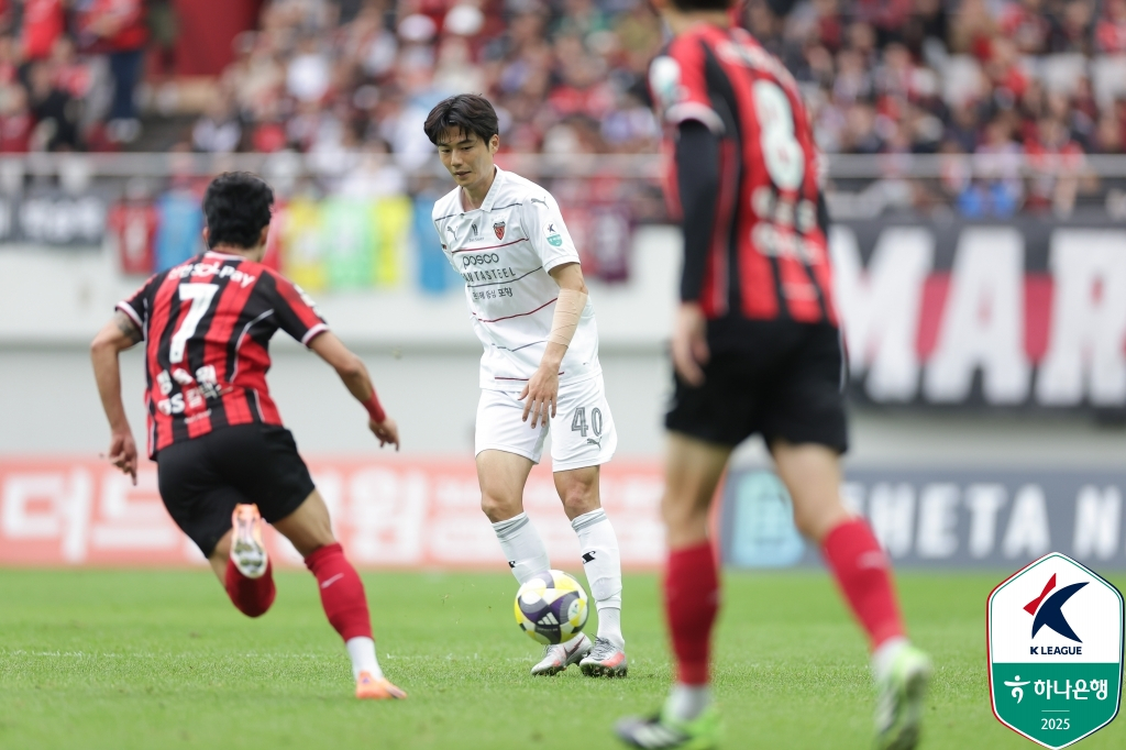 奇誠庸(キ·ソンヨン、中央)の試合の様子。 /写真=韓国プロサッカー連盟提供