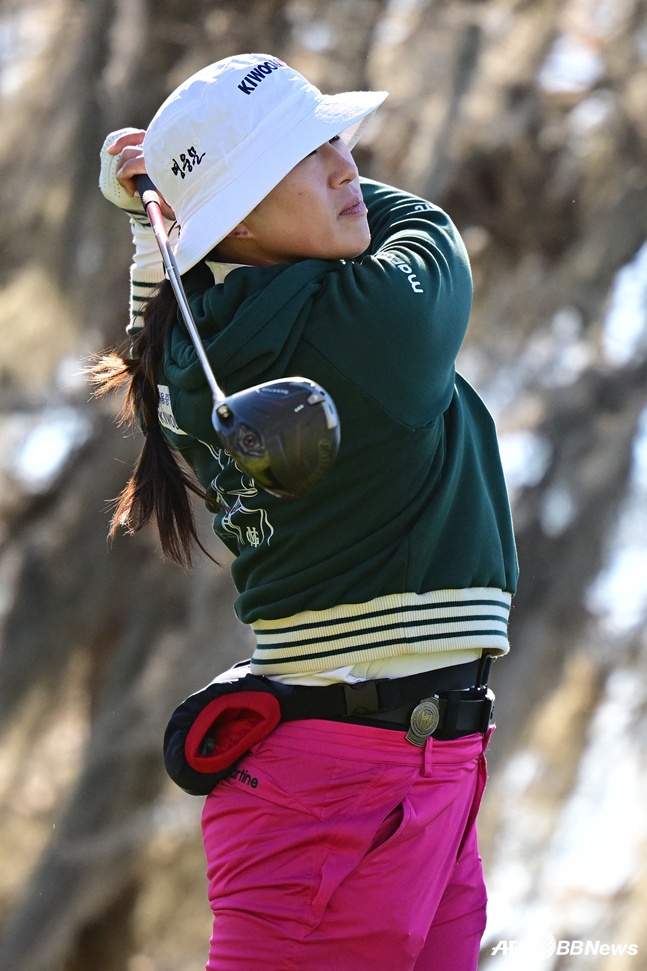 Yang Hee-young is shooting a driver tee shot on the final day of the LPGA Tour Hilton Grand Vacations Champions Tour tournament on the 2nd. /AFPBBNews=News1