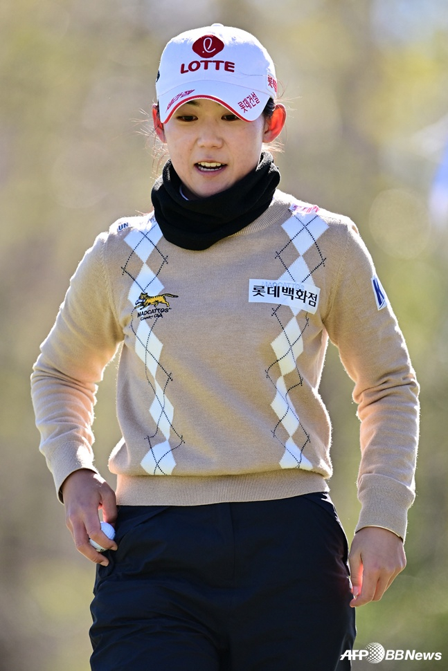 Hwang Yoo-min is smiling with the ball after successful putting. /AFPBBNews=News1