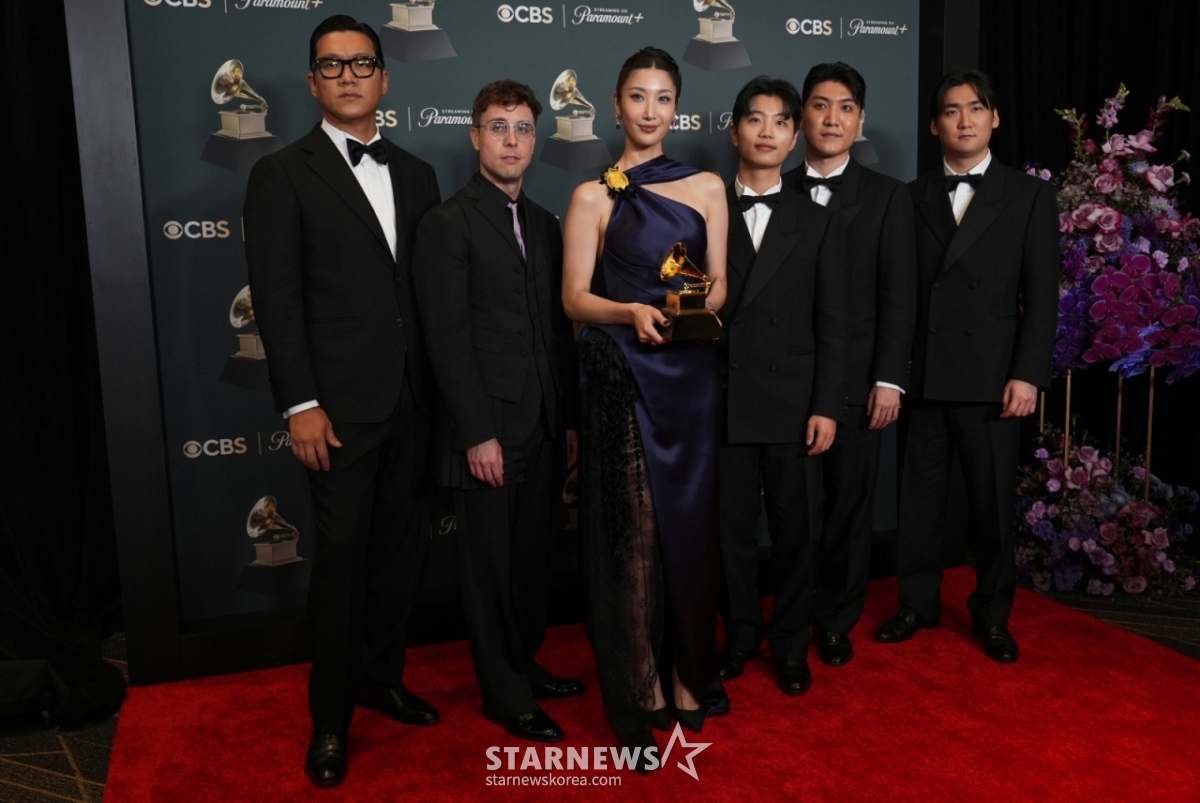 [Los Angeles=AP/Newsis] Lee Jae (EJAE, center) and the production team of the K-pop Demon Hunters (Kedeheon) OST "Golden" are taking a commemorative photo in the press room after receiving the "Best Song Litten for Visual Media" award at the 68th Grammy Awards held at CryptoCom Arena in Los Angeles, California on the 1st (local time). 2026.02.02. /AP=Newsis