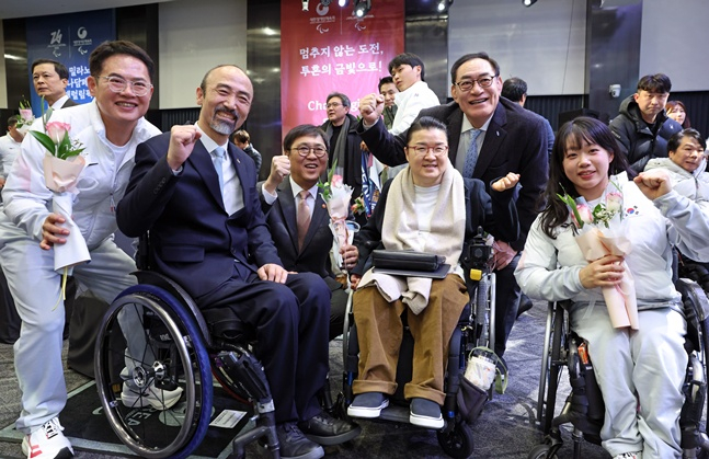 Minister of Culture, Sports and Tourism Choi Hwi-young (3rd left) is taking a commemorative photo after encouraging the team at the "2026 Milan-Cortina D'Ampezzo Winter Paralympics" held at Olympic Parktel Olympia Hall in Songpa-gu, Seoul on the 2nd. /Photo = Textbook   