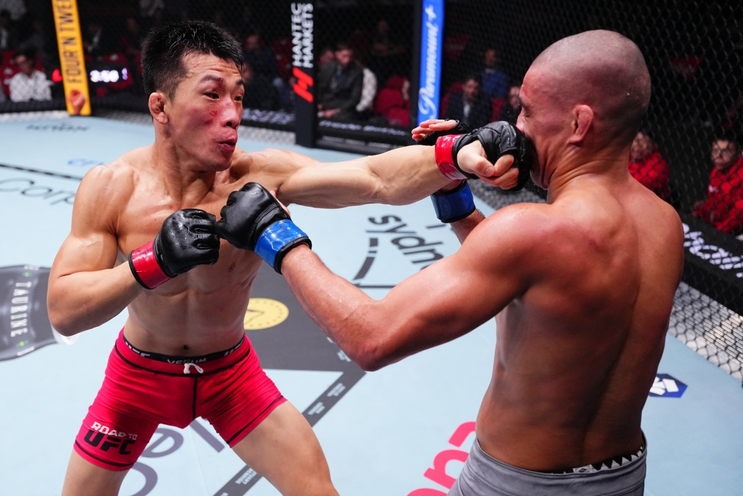 Kim Sang-wook (left) hits Dom Marfan's face with his left jab during the lightweight final match of "UFC 325: Volkanovski vs López 2" undercard ROAD TO UFC season 4 at Kudos Bank Arena in Sydney, Australia on the 1st (Korea Standard Time). /Photo=UFC Official Offer